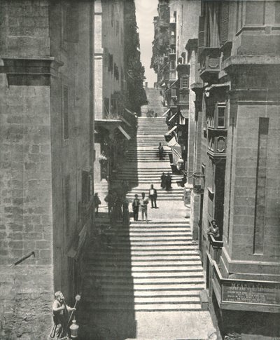 1895年、マルタのバレッタの急な通り。 作： W and S Ltd