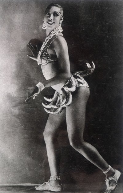 バナナのベルトを身にまとったジョセフィン・ベイカー。 Lucien Walery (1863-1935) による写真。 作： Walery