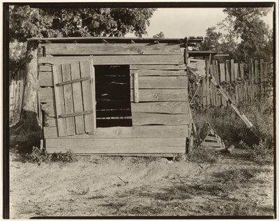 アラバマ州ヘイル郡、フロイド・バロウズ農場の鶏舎 作： Walker Evans