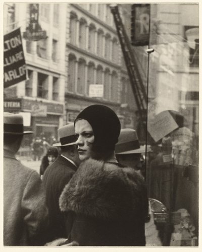 ニューヨーク、フルトン・ストリートの少女 作： Walker Evans