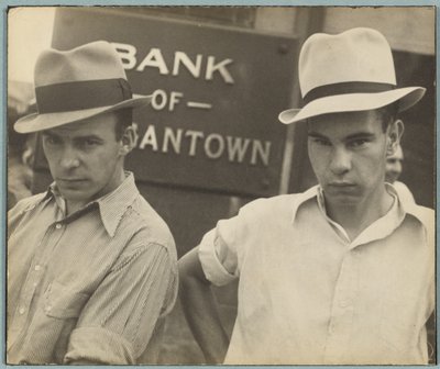 メインストリートの顔／街並み、モーガンタウン、ウェストバージニア州 作： Walker Evans