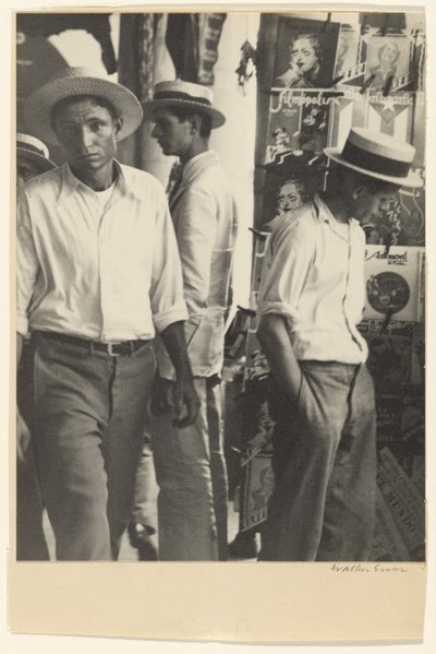 ダウンタウン・ハバナの靴磨き新聞販売店の人々 作： Walker Evans