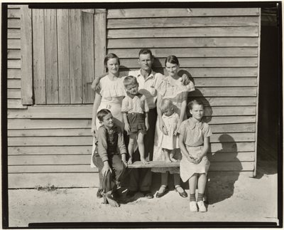 アラバマ州ヘイル郡、小作人家族／アラバマ州ヘイル郡、バロウズ家族 作： Walker Evans