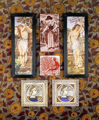 中世の乙女が描かれた2つのE.スミス・タイル、20世紀（陶器） 作： ウォルター（アトレティコ）クレイン