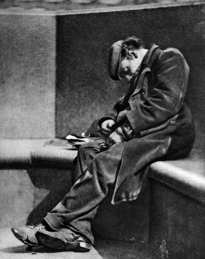 1926-1927年、ロンドンのブラックフライアーズブリッジで寝ている男。 作： Walter Benington