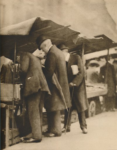 ファリンドンロードマーケットのブックスタルの1つ、c1935。 作： Walter Benington