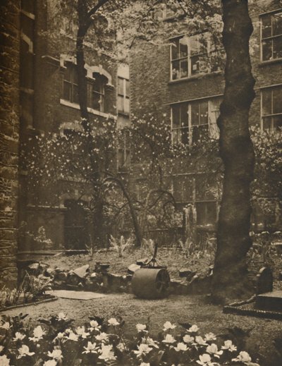 すべてが神聖な染色であったものの空の教会墓地、c1935。 作： Walter Benington