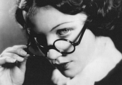 黒縁眼鏡をかけたエルマ・ブラの肖像 作： ウォルター・リモット