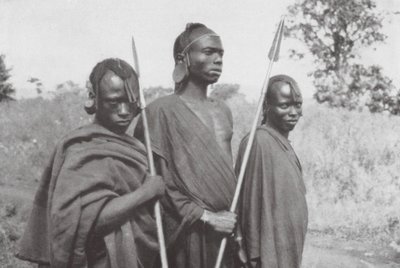 イギリス領東アフリカのキクユ族（モノクロ写真） 作： Walter Mittelholzer