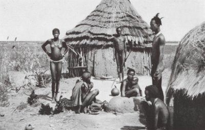 アブウォンのニグロの牧歌（モノクロ写真） 作： Walter Mittelholzer