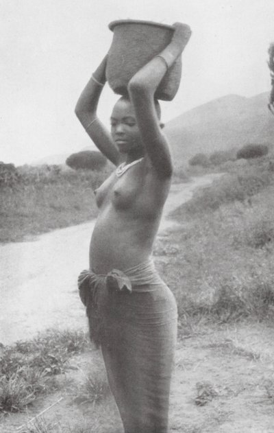 東アフリカ北部の水運業者（モノクロ写真） 作： Walter Mittelholzer
