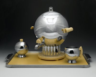 コーヒー壷、「コロネットパターン」、モデル番号90121、Chase Brass＆Copper Co.Inc。製 作： Walter von Nessen