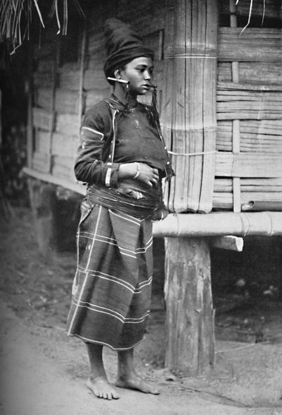カチン族の女性、1902 年 作： Watts and Skeen