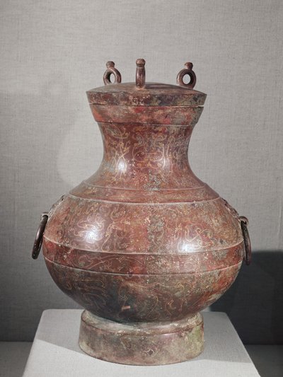 劉商の墓から出土した容器（青銅に金銀の象嵌を施したもの 作： Western Han Dynasty Chinese School