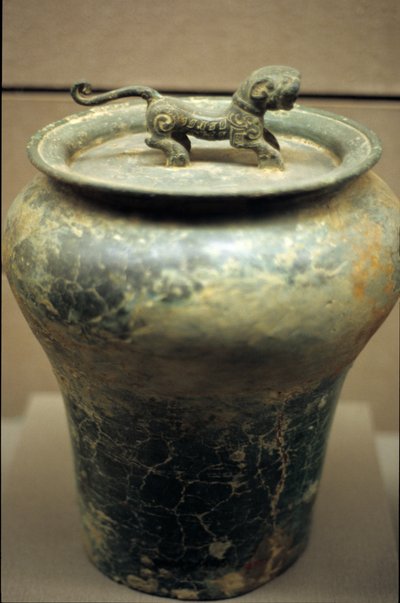虎をあしらった壺型のワイン瓶 作： Western Zhou Dynasty Chinese School