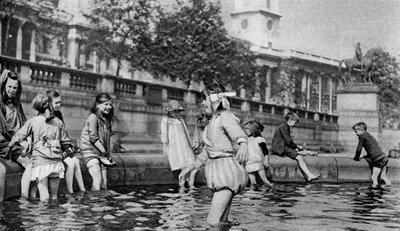 トラファルガー広場の噴水で漕ぐ子供たち、ロンドン、1926-1927年 作： Whiffin
