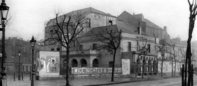 サドラーズウェルズ劇場、ローズベリー・アベニュー、ロンドン、1926-1927年。 作： Whiffin