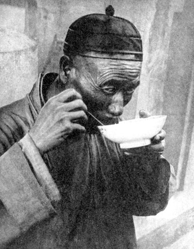 食事をする男（中国・奉天瀋陽、1936年 作： Wide World Photos