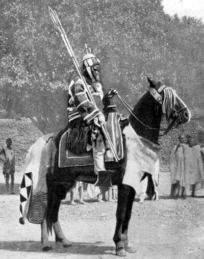 古代の鎧を身にまとった王室のボディーガード（ナイジェリア北部、1936年 作： Wide World Photos