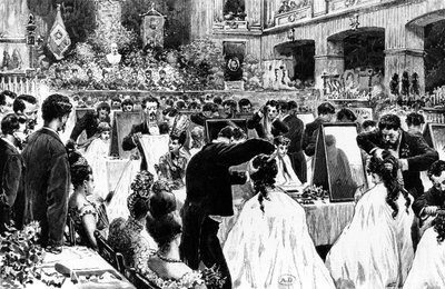 1887年のベルリンコンサートハウスでのドイツ美容師協会によるヘアスタイリングのデモンストレーション 作： Wilhelm Geissler
