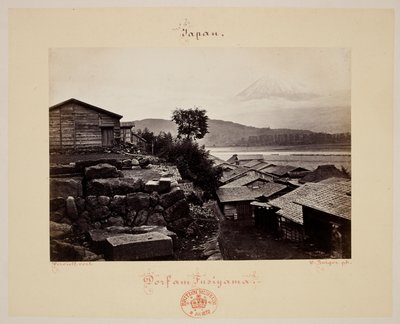 フシヤマ。 背景に家と富士山。 作： Wilhelm J. Burger