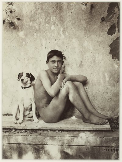 少年と彼の犬、タオルミーナ、イタリア、1900年頃（卵白印刷） 作： Baron Wilhelm von Gloeden