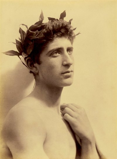 花輪をつけた少年の習作、シチリア島、C.1898（セピア色の写真 作： Baron Wilhelm von Gloeden