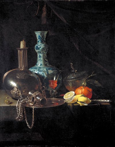 巡礼者のフラスコ、燭台、磁器の花瓶、果物のある静物画」 17世紀 作： Willem Kalf
