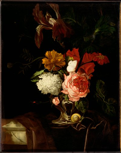 薔薇、アイリス、ライラックなどの花をオーリキュラーシルバーの花瓶に挿し、ドレープのかかったレッジにカタツムリと蝶をあしらった作品（油彩・キャンバス 作： Willem van (attr. to) Aelst