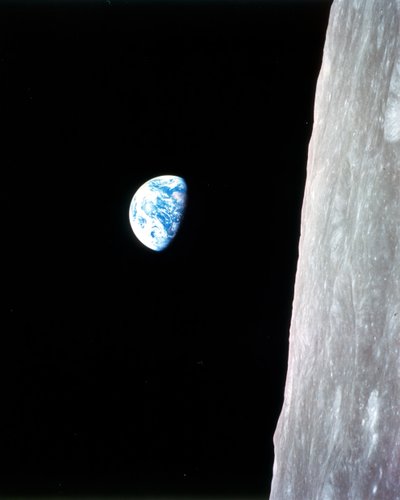 地球の出 - アポロ 8 号、1968 年 12 月 24 日。 作： William A Anders