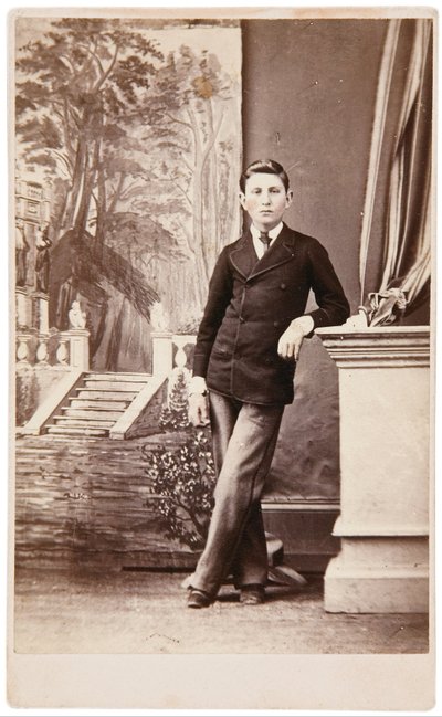 階段と庭の塗られた背景の前に若い男のスタジオの肖像画 作： William Bentley