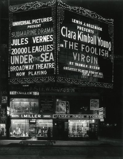 1554 Broadway at 46th Street、I. Miller Shoes;ジェームズドラッグストア、そして映画の大きなマーキーがライトアップされました。 作： William Davis Hassler