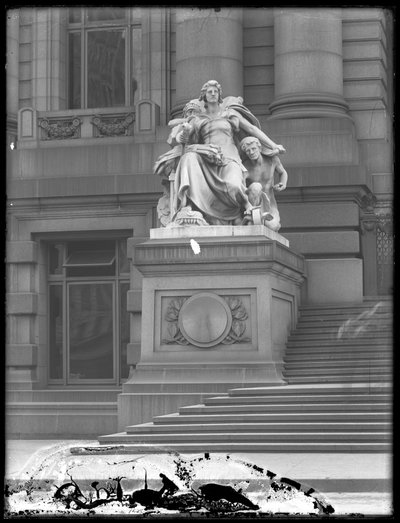 1912年頃、ニューヨーク市のカスタムハウスの外にある「アメリカ」の像 作： William Davis Hassler