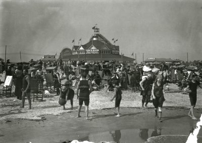 ビーチシーン、コニーアイランド、1910〜21年頃 作： William Davis Hassler