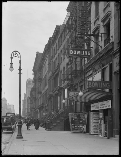 1916年5月2日、ニューヨークシティ248 W. 14th Streetにあるボウリング場の標識 作： William Davis Hassler