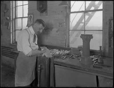 棺の装飾品に取り組んでいるカーバー、オナイダ、ニューヨーク、1916年4月3日 作： William Davis Hassler