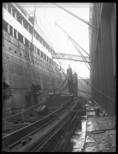 ポータブルバケットコンベヤーを備えた石炭蒸気船、1912年のbw写真 作： William Davis Hassler