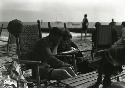 ビーチで読書するカップル、コニーアイランド、1910〜21年頃 作： William Davis Hassler