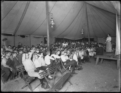 1914年7月24日、ニューヨーク市、イースト67thストリートとアベニューAの福音主義社会の子供たちの会議 作： William Davis Hassler
