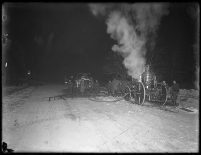 夜の未舗装の道路上の消防車（馬が引く）、インウッドヒル、1914 作： William Davis Hassler