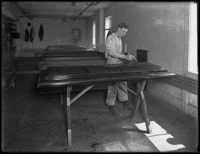 木製の棺の上を流れる、オナイダ、ニューヨーク、1916年4月3日 作： William Davis Hassler