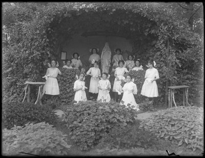 1912年に、ローマカトリック教の孤児の亡命の女の子のクラスを卒業証書で洞窟の前でポーズ 作： William Davis Hassler