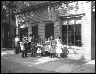 クイーンズ区公共図書館のホワイトストーン支部の外で提起された子供たちのグループ、1912年頃 作： William Davis Hassler