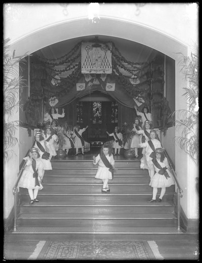 「チャペルへの階段」、おそらくローマカトリックの孤児の亡命、キングスブリッジ、ブロンクス、1911年頃に提起された小さな女の子のグループ 作： William Davis Hassler