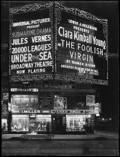 20,000 Leagues Under the Sea」と「The Foolish Virgin」のイルミネーション・マーキー（1月6日、ニューヨーク市 作： William Davis Hassler