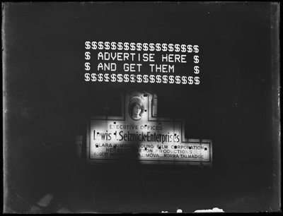 1917年1月、ニューヨーク市のセルツニックエンタープライズの広告用の照明付き看板と投光照明付き看板 作： William Davis Hassler