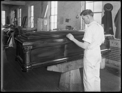 棺の検査、オナイダ、ニューヨーク、1916年4月3日 作： William Davis Hassler