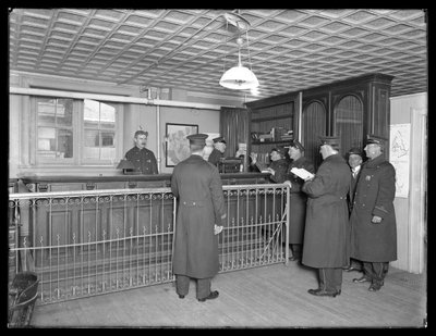 正体不明の警察署の内部、警察官とフロントデスク、c.1913-14 作： William Davis Hassler