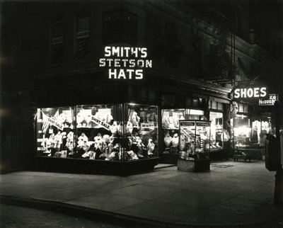 スミスのステットソンの帽子、靴、酒類を宣伝している店頭を照らす、1910〜21年頃 作： William Davis Hassler