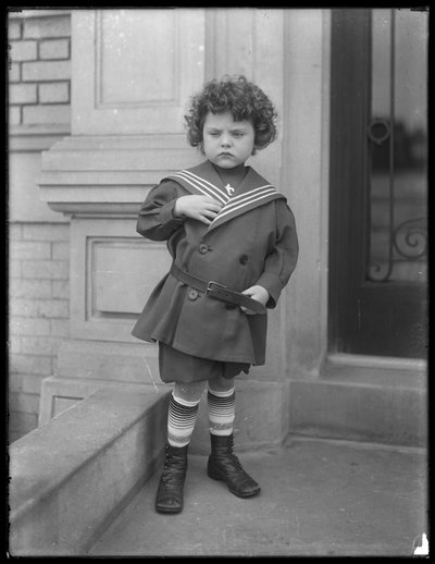 ヴァーミリエ通りのアパートの建物、1913年頃の前かがみのセーラー服の少年 作： William Davis Hassler